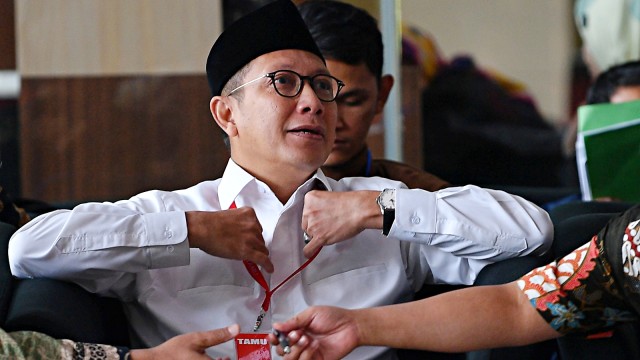 Menteri Agama Lukman Hakim Saifuddin menunggu untuk menjalani pemeriksaan di kantor KPK. Foto: Antara/Sigid Kurniawan