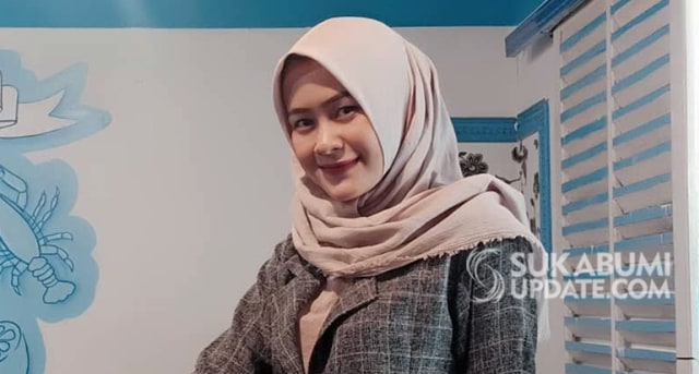 Rahmi Apriani, pemilik Kedai Reumbay yang menyajikan menu seblak beraneka ragam. | Sumber Foto:CRP 1.