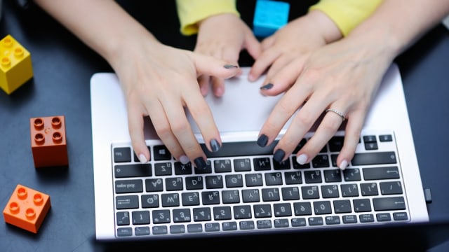 ilustrasi ibu bekerja Foto: Shutterstock