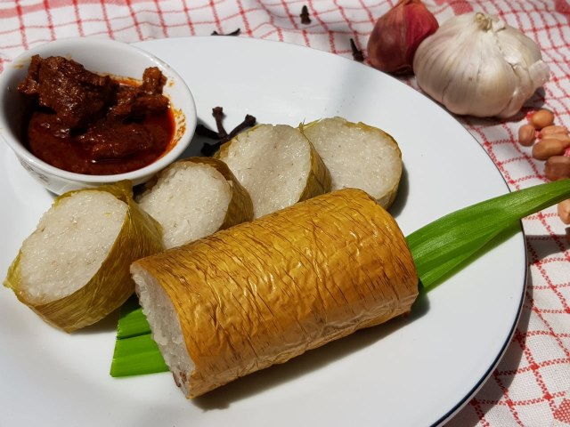 Lemang, makanan khas Pontianak yang kerap muncul di bulan Ramadan sebagai takjil. Foto: Teri Purna