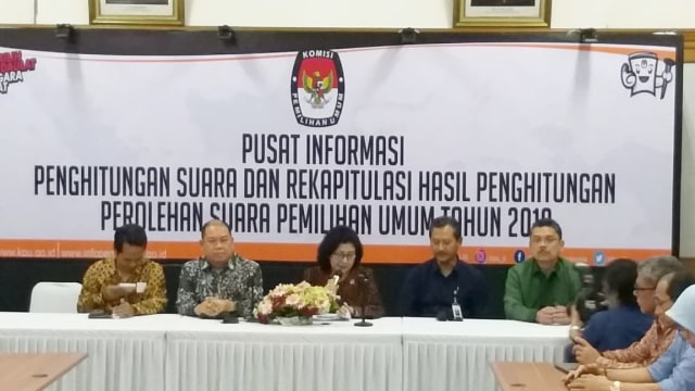 Konperensi pers Menteri Kesehatan, Nila Moeloek (tengah) soal petugas KPPS yang meninggal dunia dan sakit di KPU. Foto: Fadjar Hadi/kumparan