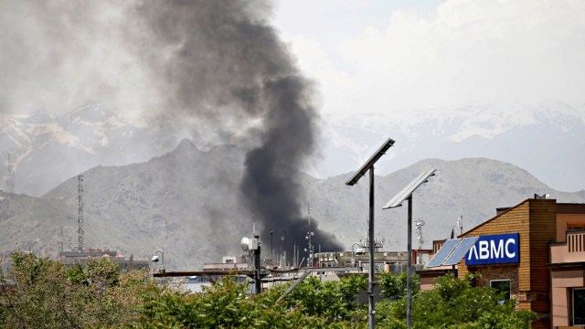 Asap mengepul dari lokasi ledakan di Kabul, Afghanistan, Rabu (8/5). Foto: Reuters/Mohammad Ismail