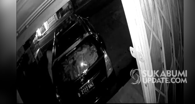Potongan CCTV menunjukkan mobil yang digunakan para perampok saat beraksi di 212 Mart. | Sumber Foto: CRP 1