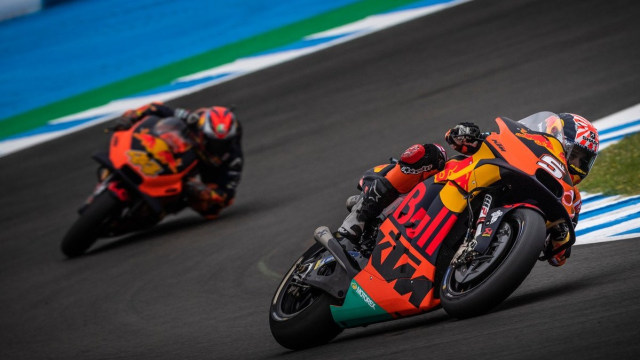 Pebalap KTM Factory Racing, Johann Zarco (kanan), saat menjalani balapan MotoGP Spanyol di Sirkuit Jerez. Foto: twitter/ktm_racing