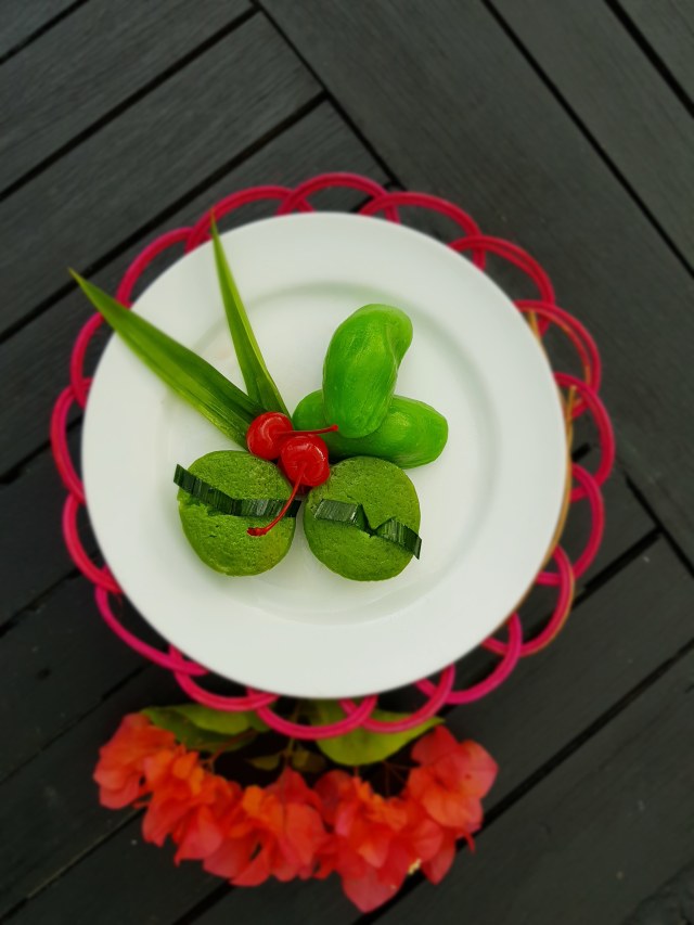 Kayu apu ditemani kue pare-pare. (FOTO: Joko Hardyono)