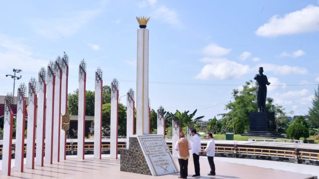 Presiden Jokowi (tengah) saat berada di Tugu Soekarno, Palangkaraya. Foto: Dok. Rusman - Biro Pers Sekretariat Presiden