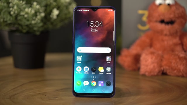 Smartphone Realme 3 Pro. Foto: Aria Saputro/kumparan