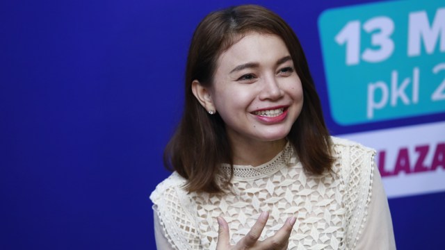 Penyanyi Rossa saat ditemui wartawan seusai latihan jelang acara Lazada Ramadhan di Studio Rossi Jakarta. Foto: Ronny