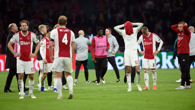Ekspresi kekecewaan pemain Ajax setelah gagal ke final Liga Champions. Foto: JOHN THYS / AFP