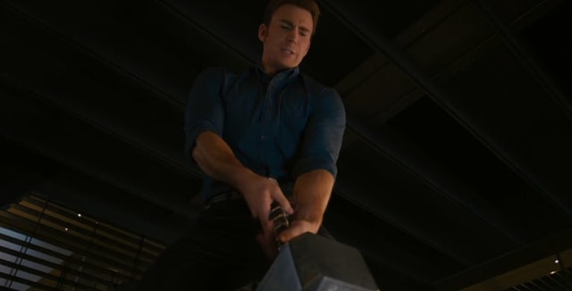 Steve Rogers mencoba mengangkat Mjolnir (Foto: Marvel Studios)