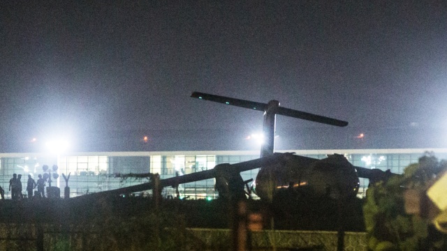 Sebuah pesawat penumpang Biman Bangladesh terlihat setelah tergelincir dari landasan pacu Bandara Internasional Yangon di Yangon, Myanmar. Foto: AFP/Ye Aung THU