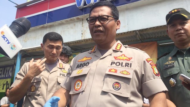Kabid Humas Polda Metro Jaya, Kombes Pol Argo Yuwono (tengah) di lokasi penemuan bom di Wanky Cell, Bekasi. Foto: Reki Febrian/kumparan