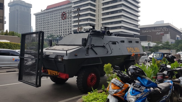 Sejumlah kendaraan personil gabungan kepolisian dan Brimob berjaga depan kantor Bawaslu RI di Jalan Thamrin, Jakarta. Foto: Efira Tamara/kumparan