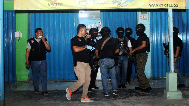 Tim Densus 88 Mabes Polri berjaga saat penggeledahan barang bukti milik terduga pelaku teroris, di sebuah kios aksesoris ponsel, Jalan KH Mochtar Tabrani, Bekasi. Foto: ANTARA FOTO/Risky Andrianto