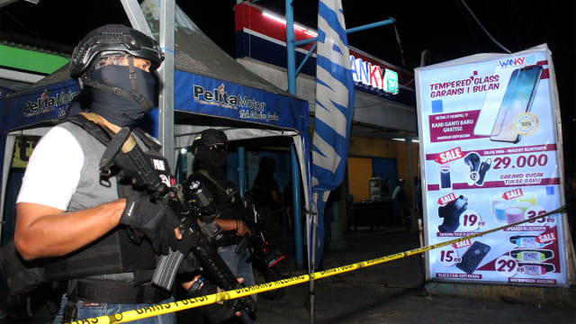 Tim Densus 88 Mabes Polri berjaga saat penggeledahan barang bukti milik terduga pelaku teroris, di sebuah kios aksesoris ponsel, Jalan KH Mochtar Tabrani, Bekasi. Foto: ANTARA FOTO/Risky Andrianto