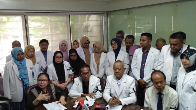 Elza Syarief bersama Komunitas Kesehatan Peduli Bangsa di Elza Syarief Law Office, Menteng, Jakarta, Kamis, (9/5). Foto: Moh Fajri/kumparan