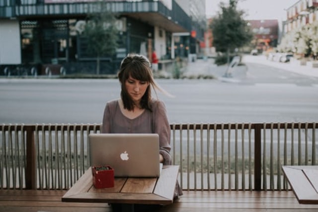 Ilustrasi mengerjakan tugas. Foto: Christin Hume/Unsplash