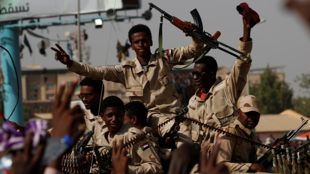 Tentara Sudan bersuka cita usai tergulingnya Omar al-Bashir Foto: Reuters/Umit Bektas