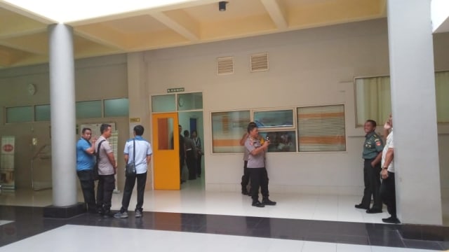 Suasana ruang ICU RS Dr Oen Solo Baru, tempat Kasatreskrim Polres Womogiri dirawat. Foto: kumparan