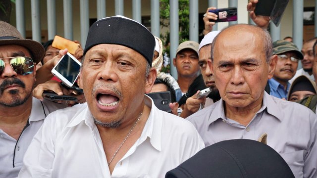 Eggi Sudjana (kiri) dan Kivlan Zen (kanan) di depan Bawaslu, Jakarta, Kamis (9/5). Foto: Nugroho Sejati/kumparan