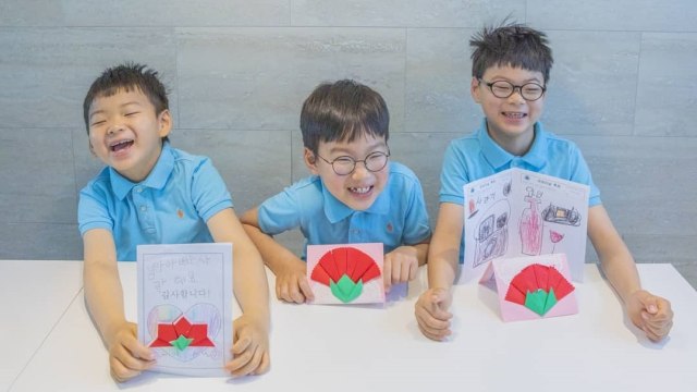 Song Triplets merayakan hari orang tua. Foto: Instagram/@songilkook