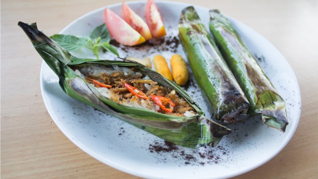 Lalampa, makanan khas orang Ternate, Maluku Utara. Lalampa menjadi takjil andalan yang ramai diburu masyarakat Ternate saat Ramadan. Foto: Faris Bobero/cermat