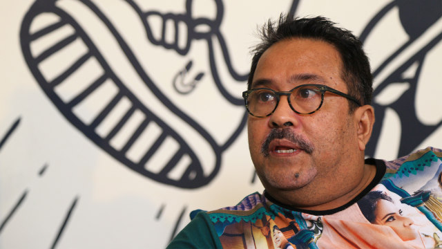 Penulis, sutradara, sekaligus aktor Film Si Doel The Movie 2, Rano Karno, saat berkunjung ke kumparan. Foto: Aditia Noviansyah/kumparan