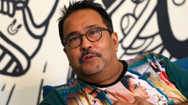 Penulis, sutradara, sekaligus aktor Film Si Doel The Movie 2, Rano Karno, saat berkunjung ke kumparan. Foto: Aditia Noviansyah/kumparan