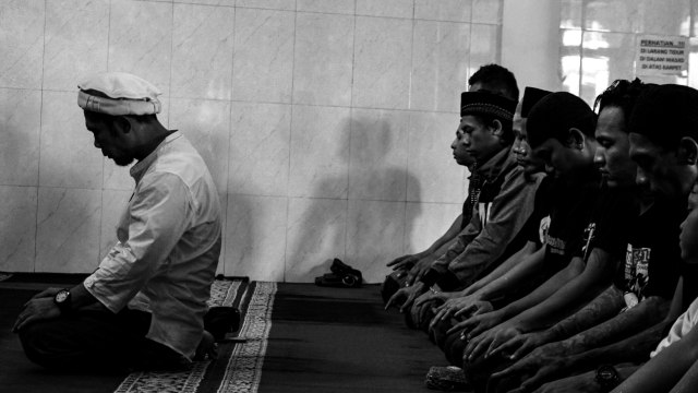 Sejumlah anak punk yang tergabung dengan Tasawuf Underground saat menjalani ibadah sholat. Foto: Helmi Afandi Abdullah/kumparan