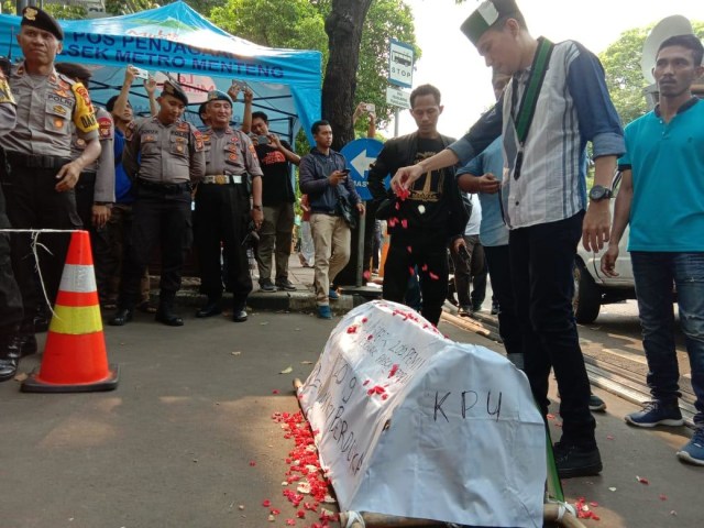 Aksi unjuk rasa oleh LKBHMI. Dok LKBHMI