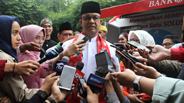 Gubernur DKI, Anies Baswedan, Jakarta saat di wawancarai wartawan usai acara. Foto: Feisal Rahman