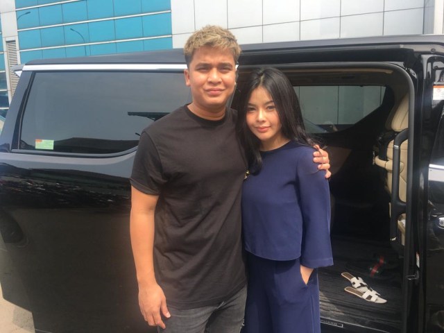 Billy Syahputra dan pacar barunya Foto: Munady