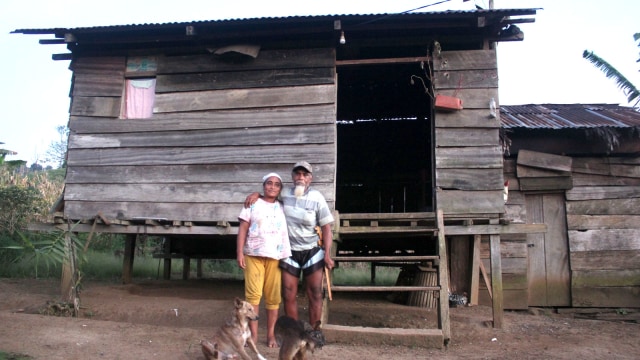Bakiki dan Nakiki, sedang berpose di depan rumahnya yang ada di Balangga, di Desa Tamaila Utara, Kecamatan Tolangohula, Kabupaten Gorontalo. (Foto:Renal Husa/banthayoid)