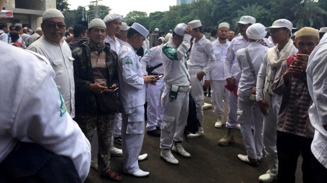 Sejumlah anggota FPI sedang bersiap untuk menuju Gedung Bawaslu RI. Foto: Rafyq Panjaitan/kumparan