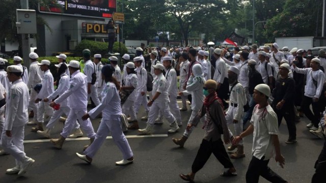 Massa mayoritas berseragam FPI bergerak ke Bawaslu. Foto: Rafyq Panjaitan/kumparan