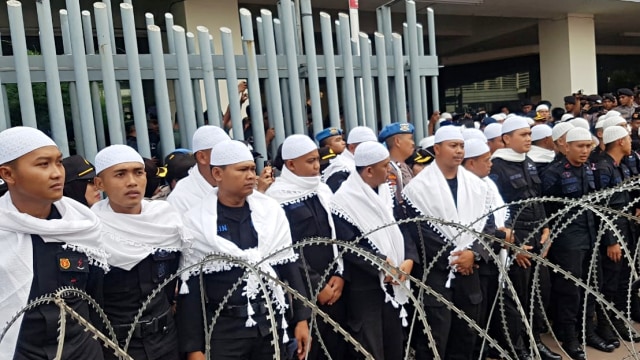 Brimob mengenakan sorban. Foto: Efira Tamara/kumparan