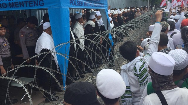 Brimob bersorban kawal aksi demo di depan gedung Bawaslu, Jakarta. Foto: Rafyq Panjaitan/kumparan