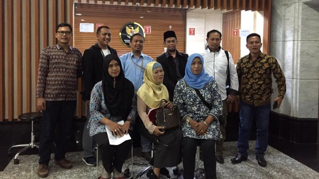 Pengajuan Judicial Review Pasal Pemilu Serentak di UU Pemilu 2017 di Mahkamah Konstitusi oleh Srikandi Pemantau Pemilu. Foto: Lutfan Darmawan/kumparan