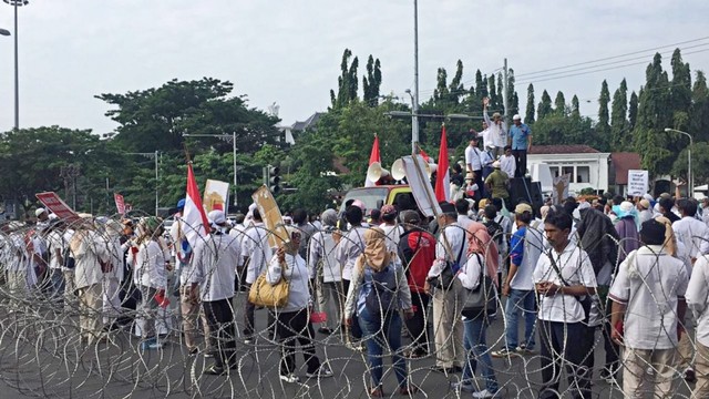 Puluhan massa Gerakan Rakyat Mengawal Suara Rakyat berdemo memberikan kartu merah kepada KPU Jawa Tengah. Foto: Afiati Tsalitsati/kumparan