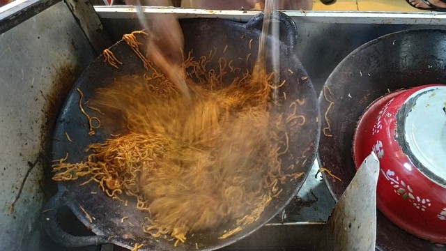 Membuat mie Aceh goreng, untuk disiapkan sebagai makana berbuka. Foto: Adi Warsidi/acehkini 