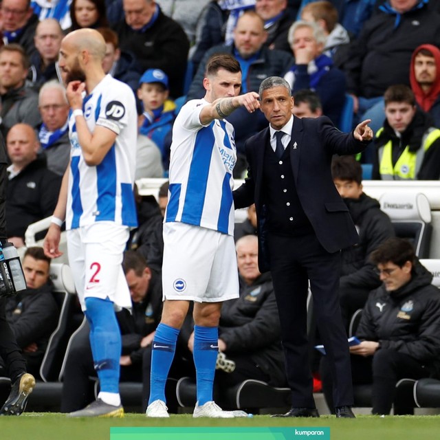 Saat Pascal Gross berkoordinasi dengan manajer Chris Hughton. Foto: Action Images via Reuters/John Sibley