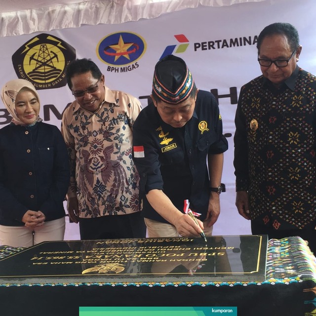 Menteri ESDM Ignasius Jonan meresmikan SPBU BBM Satu Harga di Poco Ranaka, Manggarai Timur bersama Direktur Utama PT Pertamina (Persero) Nicke Widyawati. Foto: Ema Fitriyani/kumparan