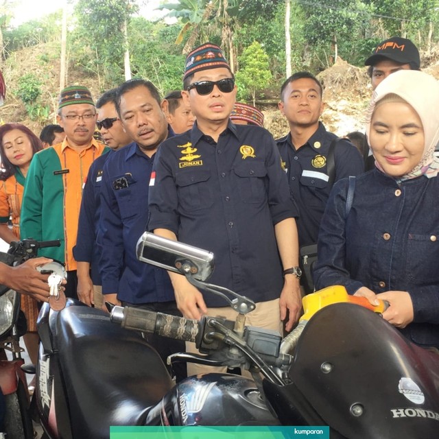 Direktur Utama PT Pertamina (Persero) Nicke Widyawati mengisi bensin di SPBU BBM Satu Harga di Poco Ranaka, Manggarai Timur, NTT. Foto: Ema Fitriyani/kumparan
