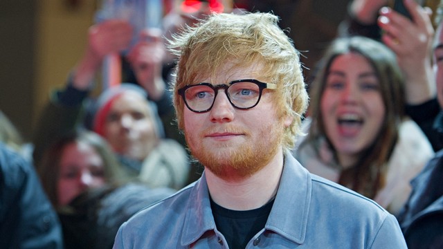 Penyanyi dan penulis lagu asal Iggris, Ed Sheeran berpose di karpet merah. Foto: AFP/Stefanie Loos