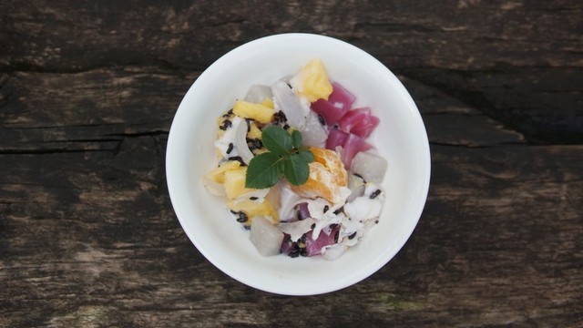 Salah satu varian Es Goyobod, memakai nangka, agar, dan serutan kelapa. (Foto: Tristia / Temali Media)