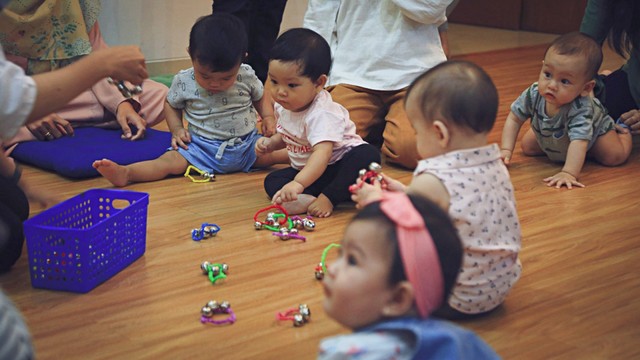 Sejumlah anak bermain dengan belajar di rumah Dandelion di Jakarta. Foto: Aditia Noviansyah dan Putri Sarah Arifira/kumparan