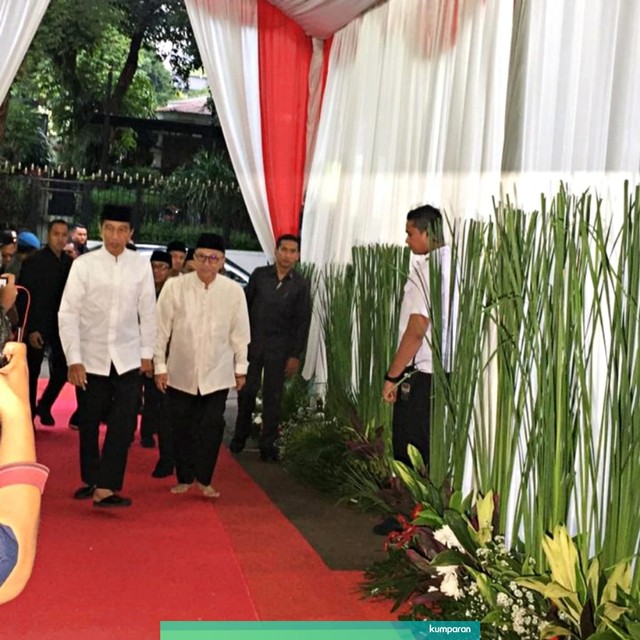 Presiden Joko Widodo bersama Ketua MPR Zulkifli Hasan berjalan menuju acara buka bersama pimpinan MPR. Foto: Ricad Saka/kumparan