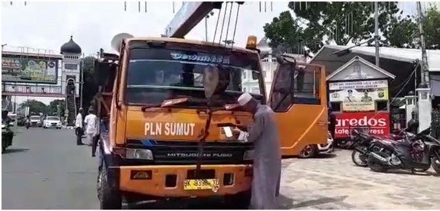 Mobil Truk Fuso berlogo PLN Sumut dijadikan mobil komando dalam unjuk rasa di medan. Istimewa 