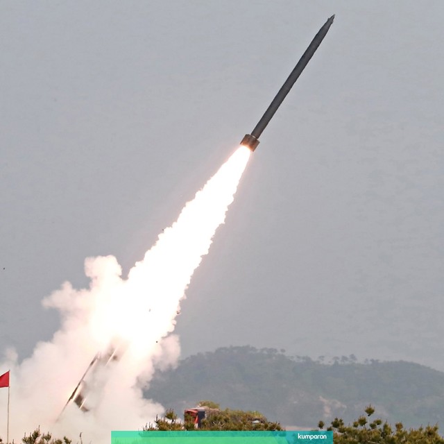 Sebuah rudal diluncurkan pada saat latihan militer Korea Utara berlangsung. Foto: KCNA via REUTERS