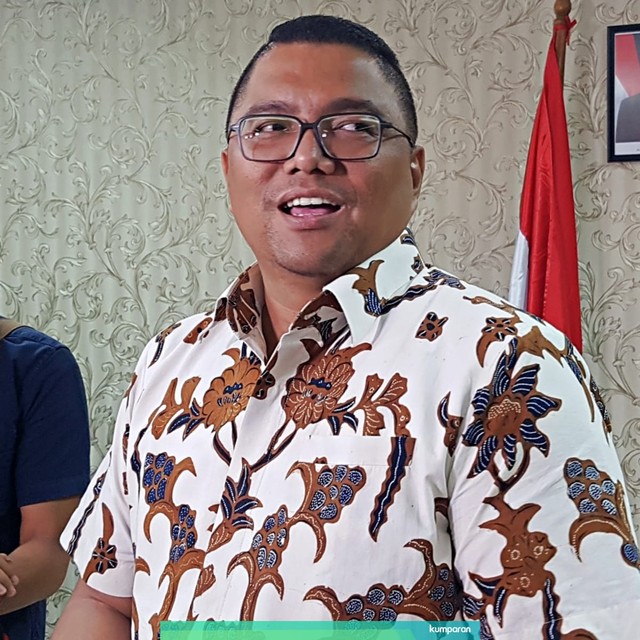 Komisioner Bawaslu, Fritz Edward Siregar saat menjawab pertanyaan awak media. Foto: Efira Tamara Thenu/kumparan